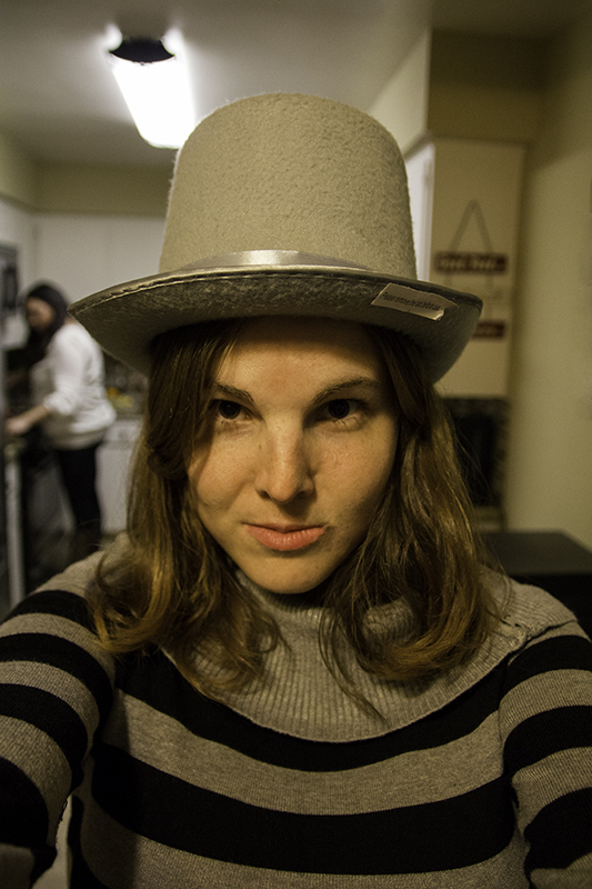 Please remove the tab before use. 