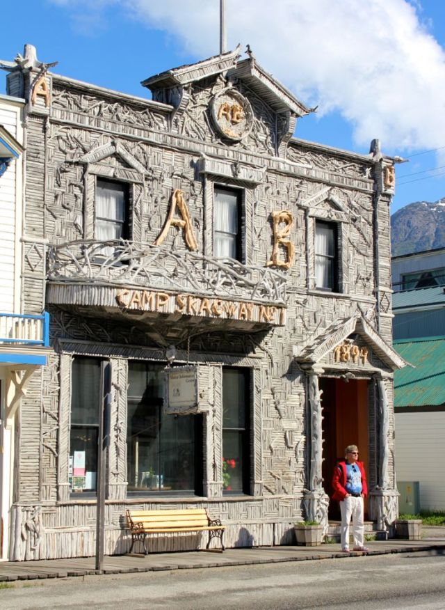 yes, he's wearing a coonskin cap